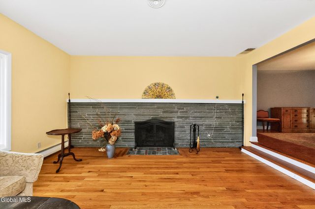 7 N Maple Lane, Colonie, NY 12211