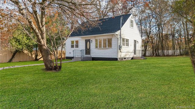 78 Carr Lane, Coram, NY 11727