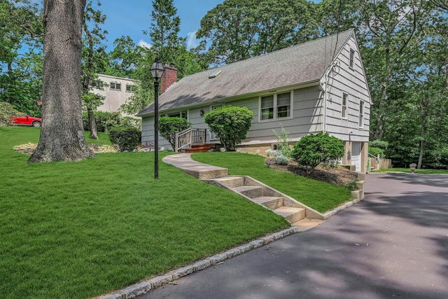 39 Dartmouth Road, Shoreham, NY 11786