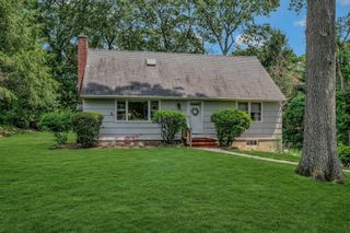 39 Dartmouth Road, Shoreham, NY 11786