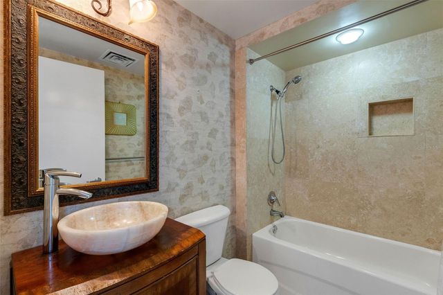 1990 MAIN STREET 4, Sarasota, FL 34236