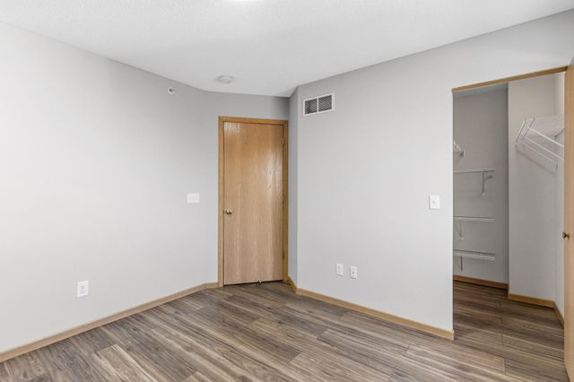 9121 Scarlet Globe Drive, Eden Prairie, MN 55347