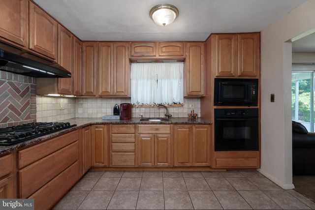 17 TALL TREE CT, Ewing, NJ 08618