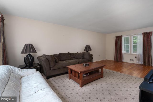 17 TALL TREE CT, Ewing, NJ 08618