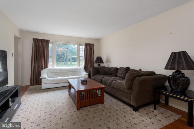 17 TALL TREE CT, Ewing, NJ 08618