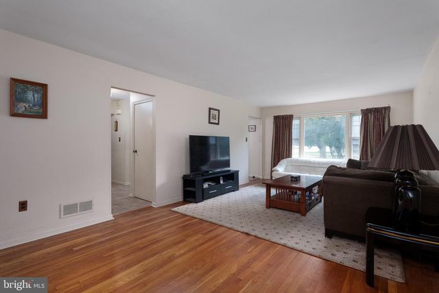 17 TALL TREE CT, Ewing, NJ 08618