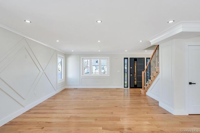 28 S Elm Street, Hicksville, NY 11801