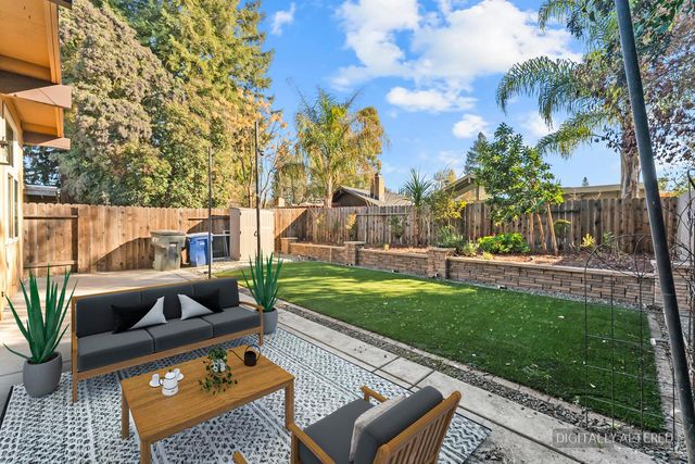 9 Blue Heron Ct, Sacramento, CA 95833