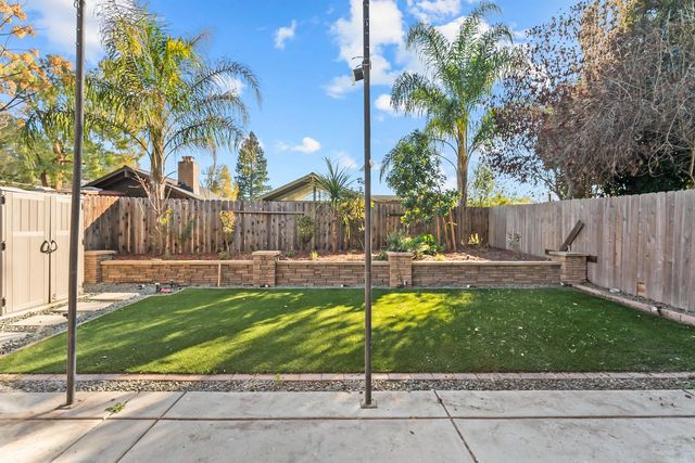 9 Blue Heron Ct, Sacramento, CA 95833