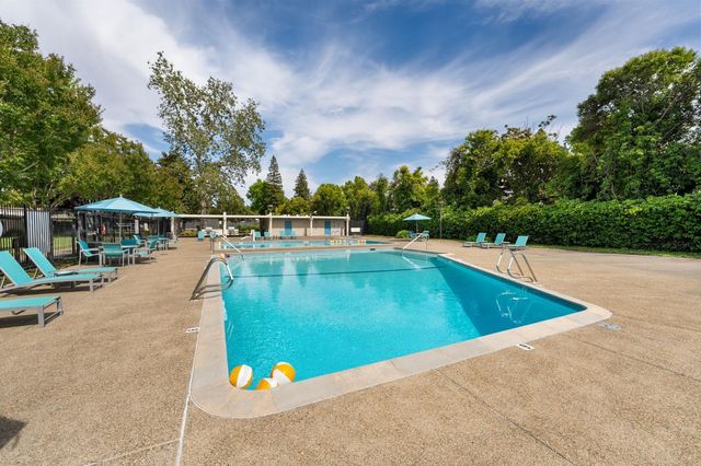 9 Blue Heron Ct, Sacramento, CA 95833