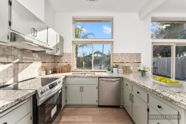 9 Blue Heron Ct, Sacramento, CA 95833