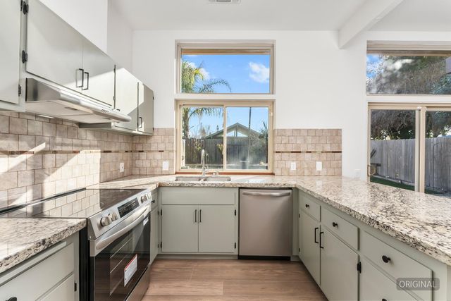 9 Blue Heron Ct, Sacramento, CA 95833