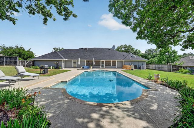 200 Cross Timbers Drive, Double Oak, TX 75077