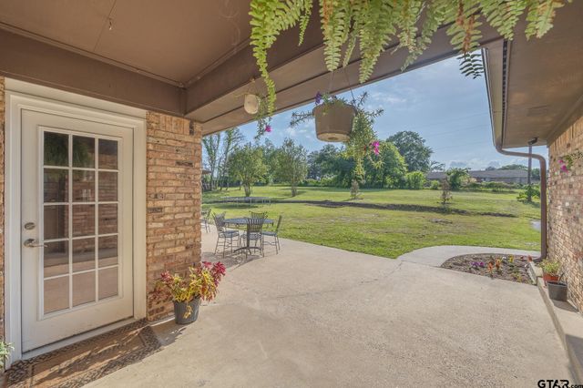 2201 Ridgley Drive, Flint, TX 75762