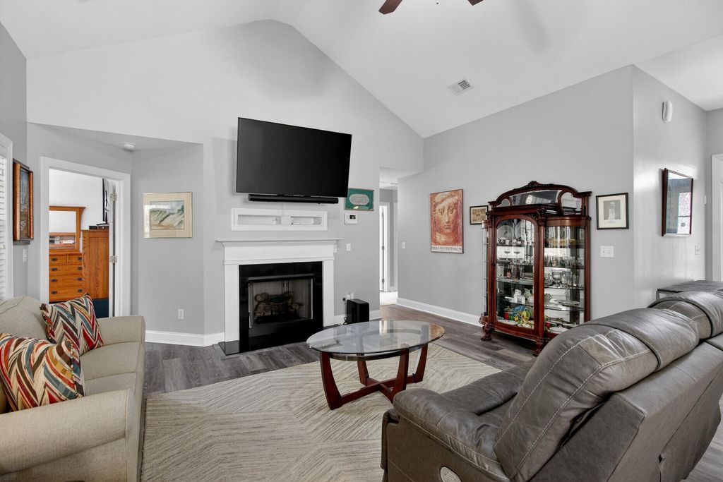 Image 7 of property listing at 102 Torrey Pines Drive, Summerville, SC 29483