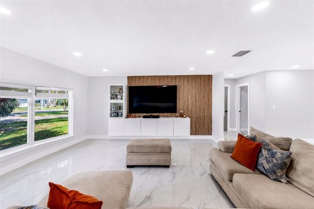 2130 NW 106th Avenue, Pembroke Pines, FL 33026
