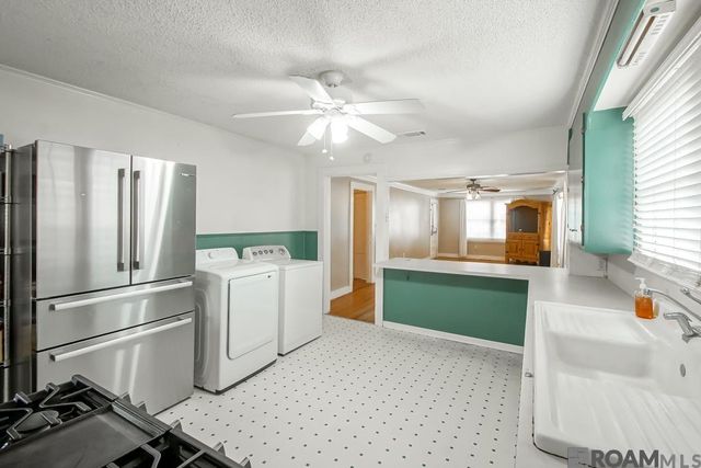 130 4th St, Port Allen, LA 70767