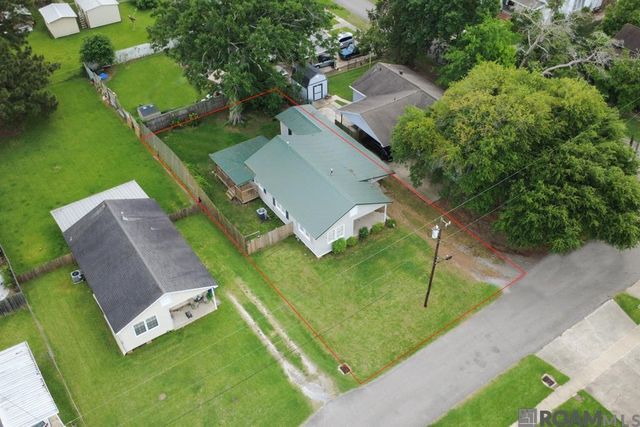 130 4th St, Port Allen, LA 70767
