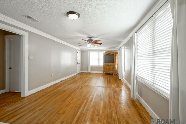 130 4th St, Port Allen, LA 70767