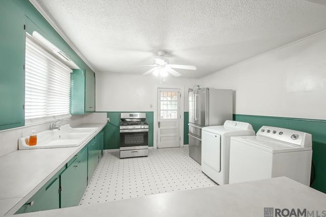 130 4th St, Port Allen, LA 70767
