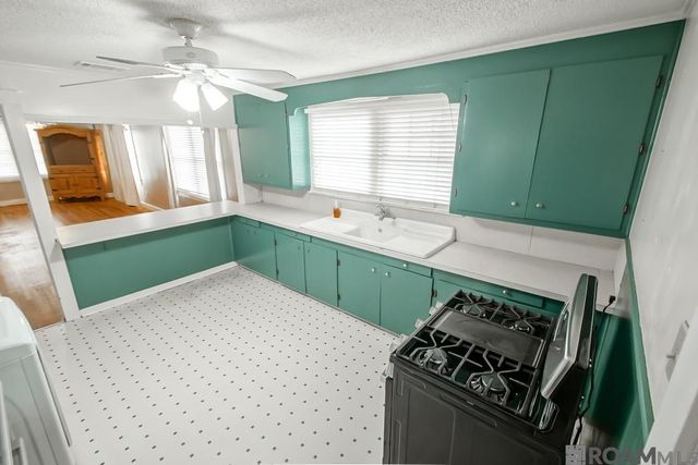 130 4th St, Port Allen, LA 70767