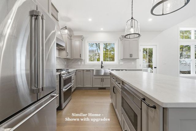 10 McDermott Road, Hampton, NH 03842