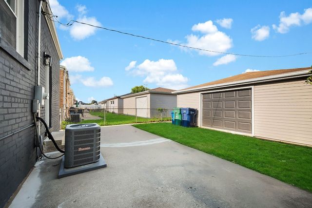 7823 Moody Avenue, Burbank, IL 60459