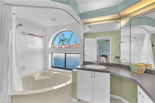 601 Beachwalk CIR 101, Naples, FL 34108