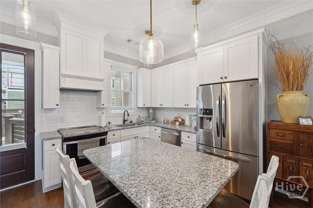 Image 8 of property listing at 714 Tattnall Street, Savannah, GA 31401