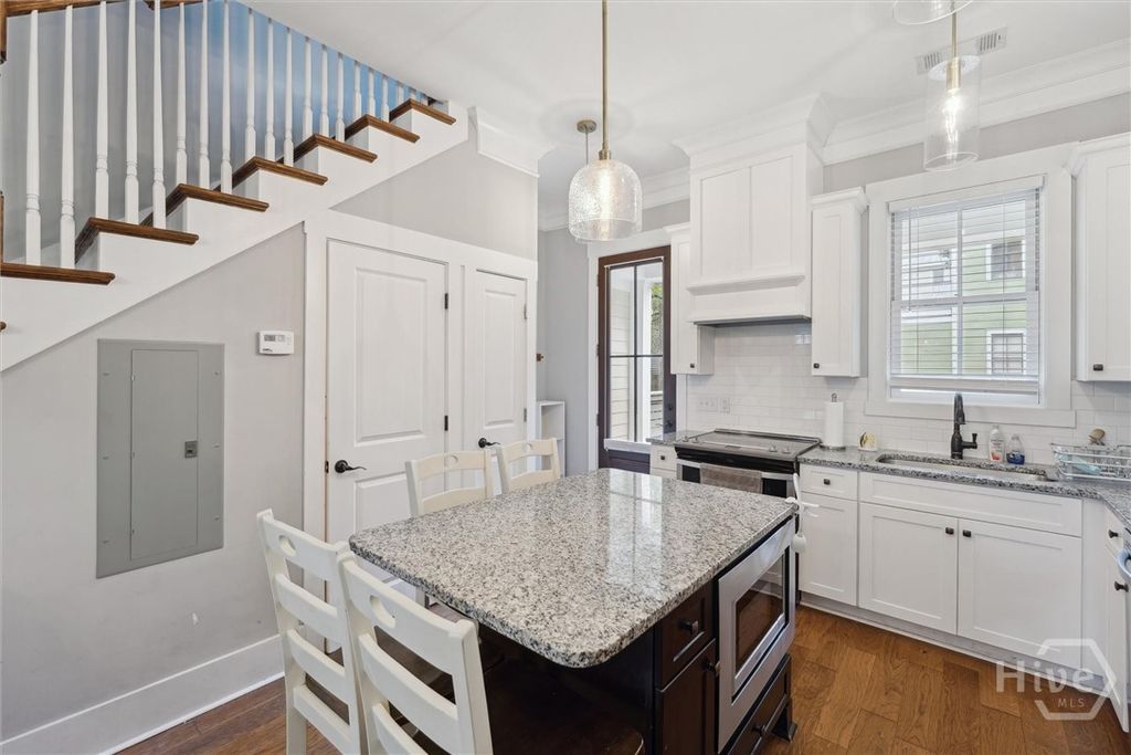 Image 9 of property listing at 714 Tattnall Street, Savannah, GA 31401