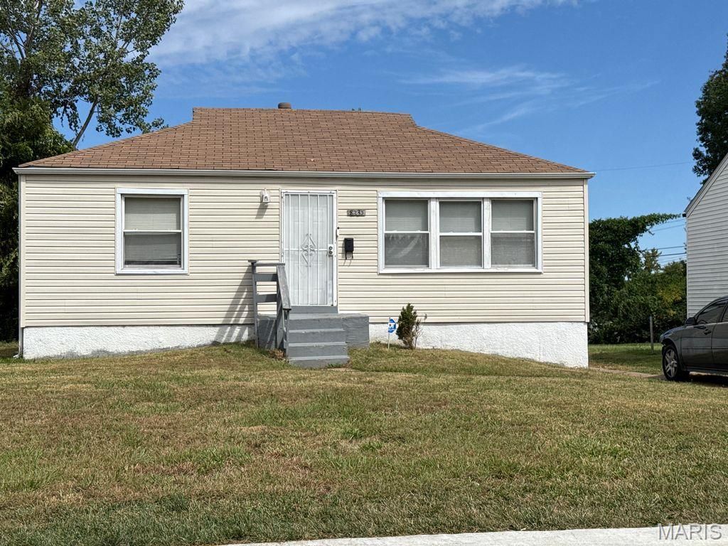 8235 Zoe Drive, Berkeley, MO 63134