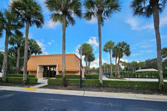 197 Charter Way, West Palm Beach, FL 33407