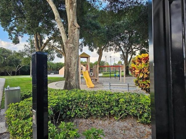 197 Charter Way, West Palm Beach, FL 33407