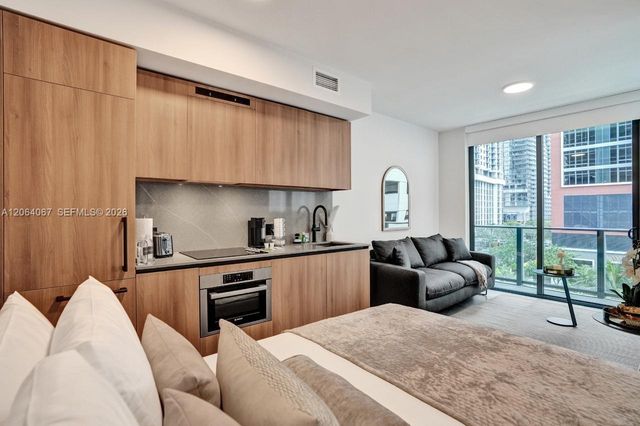 121 NE 5th St 512B, Miami, FL 33132