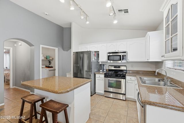 10827 S Lake Gambusi Drive, Vail, AZ 85641