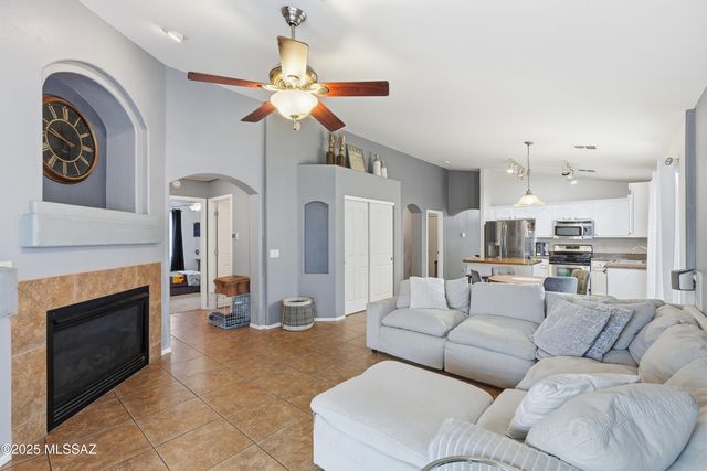 10827 S Lake Gambusi Drive, Vail, AZ 85641