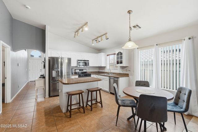 10827 S Lake Gambusi Drive, Vail, AZ 85641