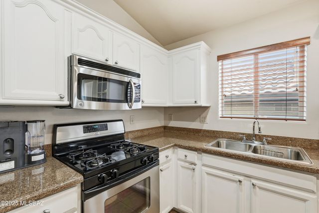 10827 S Lake Gambusi Drive, Vail, AZ 85641