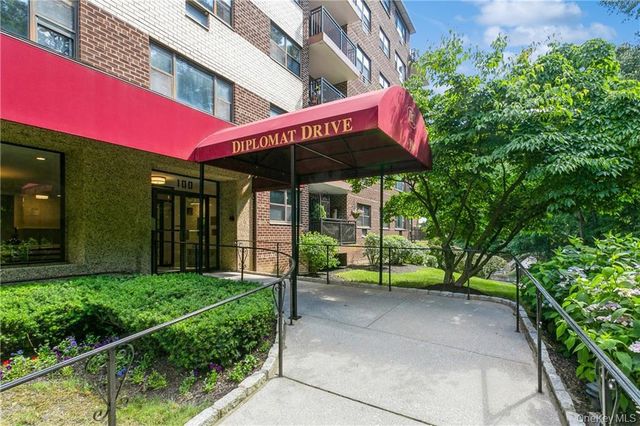100 Diplomat Drive 7J, Mount Kisco, NY 10549