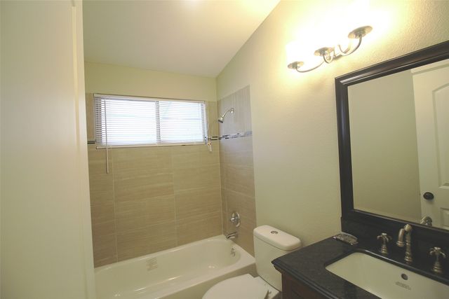 149 Hedgerow Lane, Lewisville, TX 75057