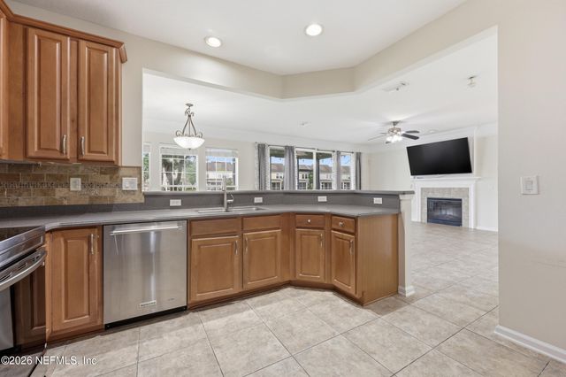 11064 CASTLEMAIN Circle E, Jacksonville, FL 32256