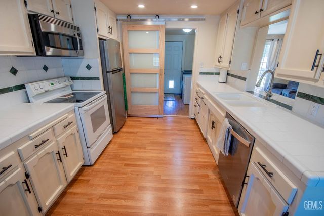 2901 Kaibab Avenue, Bakersfield, CA 93306