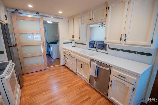 2901 Kaibab Avenue, Bakersfield, CA 93306