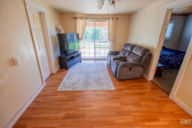 2901 Kaibab Avenue, Bakersfield, CA 93306