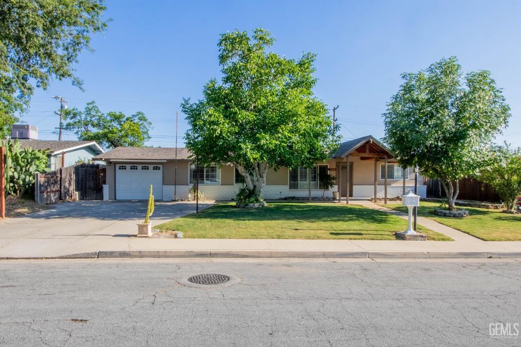 2901 Kaibab Avenue, Bakersfield, CA 93306