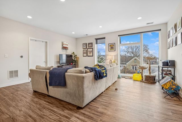 1045 W Cornelia Avenue 501, Chicago, IL 60657