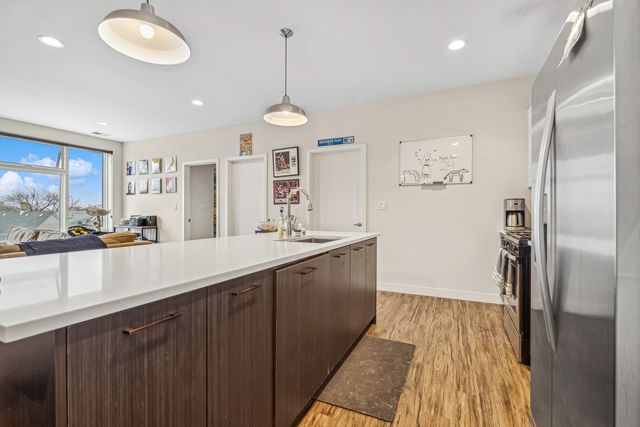1045 W Cornelia Avenue 501, Chicago, IL 60657