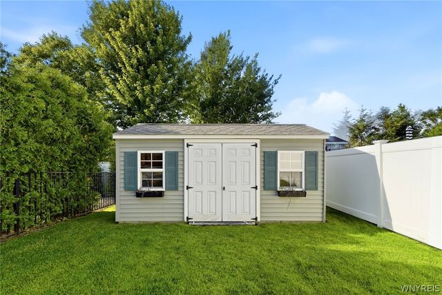 21 Sunset Creek Drive, West Seneca, NY 14224