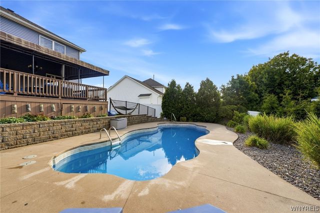 21 Sunset Creek Drive, West Seneca, NY 14224