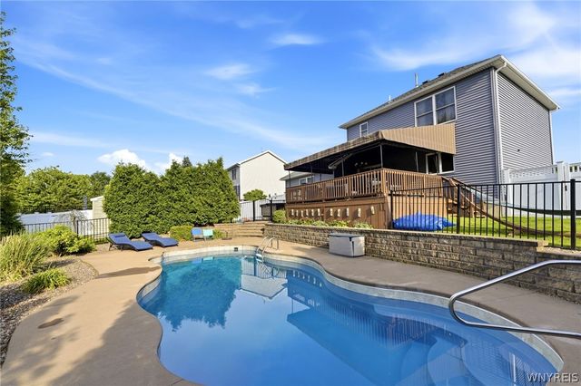 21 Sunset Creek Drive, West Seneca, NY 14224